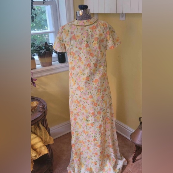 Vintage
1960's House of Fabrics Daisy floral print maxi dress, bow, buttons. US6 - Picture 2 of 7